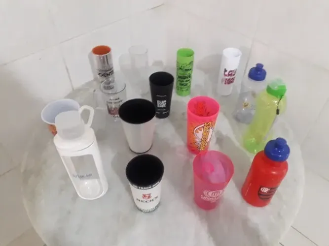 Copos e garrafas plasticas