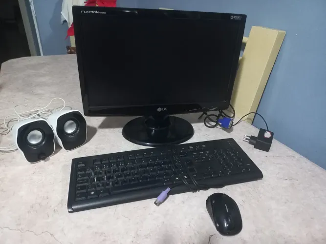 Monitor  LG  +Teclado + mouse + Cx Som 