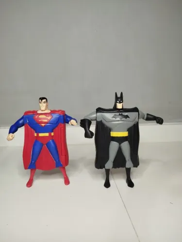 Bonecos Batman e super homem