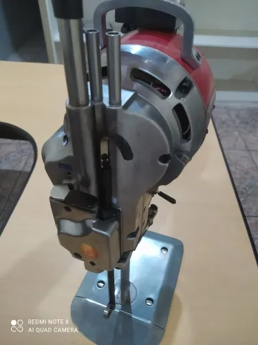 Máquina industrial de corte de tecidos Singer 960C - 508A - 127V - 2800/3400 RPMSeminova