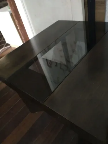 Mesa de centro em madeira com tampo de vidro