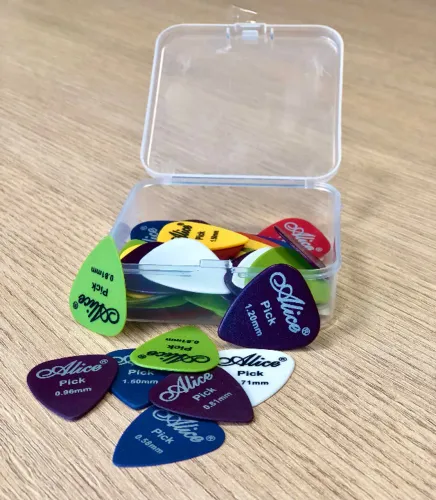Kit 50 palhetas com estojo para Guitarra, Violão, Bandolim, Cavaquinho e Ukulelê
