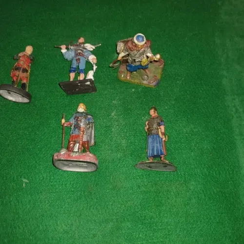 bonecos em metal,plastico, em escala warhammer 