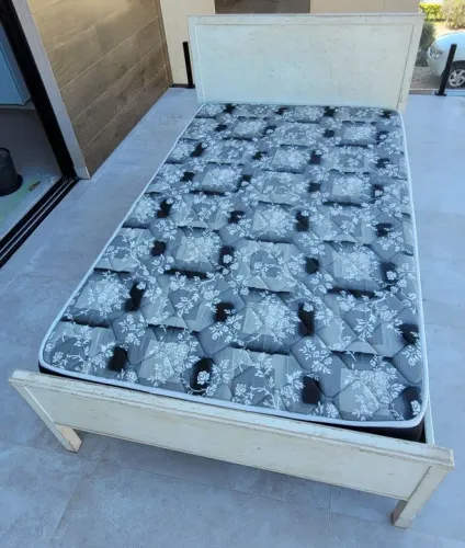 Cama em madeira maciça