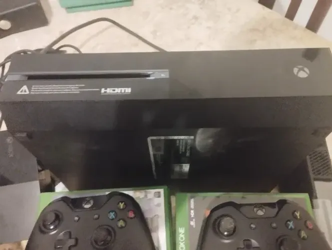 Xbox One 2 controles e 20 jogos