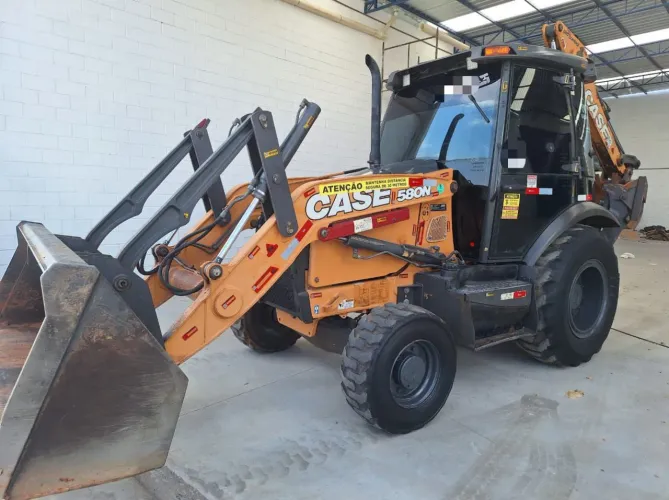 Retroescavadeira Case 580N ano 2018, 4x4, com 5.500 horas e ar condicionado, em SP
