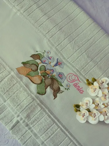Toalha de Banho Bordada Personalizada - Tânia
