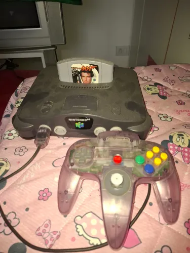 Nintendo 64 + 007 GoldenEye + 6 jogos +4 contoles sdndo 1 Controle Transparente
