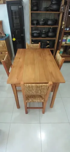  Mesa de Eucalipto Encerada, com 4 cadeiras de palha envernizadas