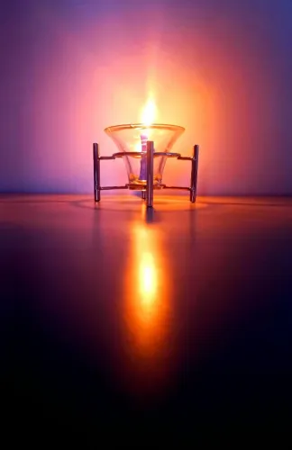 Castiçal Antigo em Metal Cromado com Copo de Vidro - Elegância e Charme à Luz de Vela 