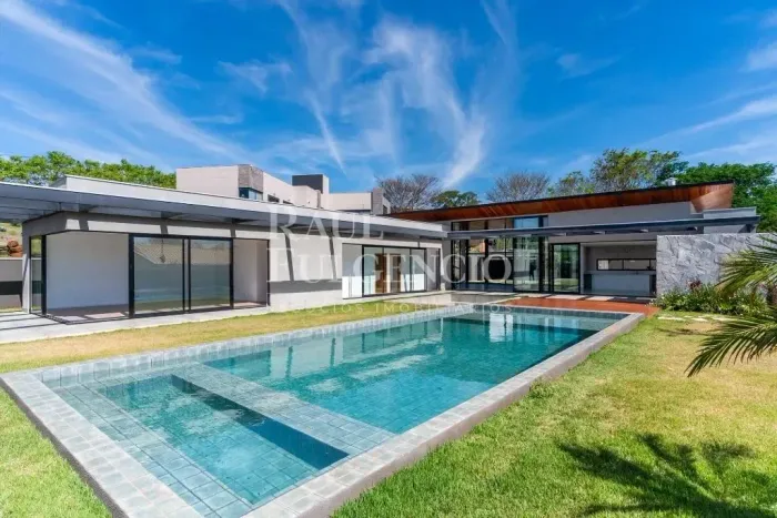 Cond Terras de Canaã recém construída com 03 suítes, lareira externa, piscina e energia fo