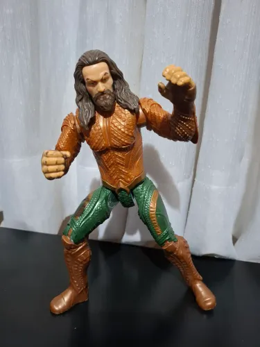 Boneco Aquaman DC 30cm Mattel