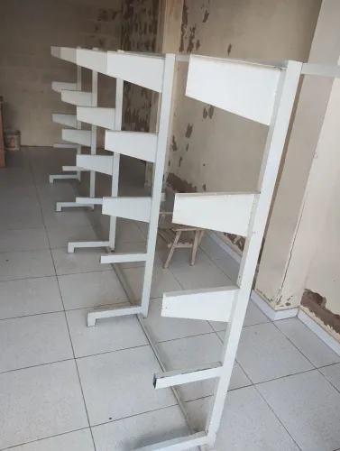 Prateleira metálica ideal para lojas e comércios