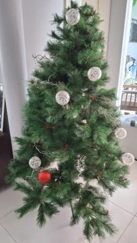 Árvore de Natal artificial, aproximadamente 1,70 m.