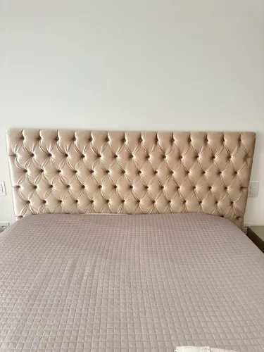 Cabeceira em veludo nude para cama Queen