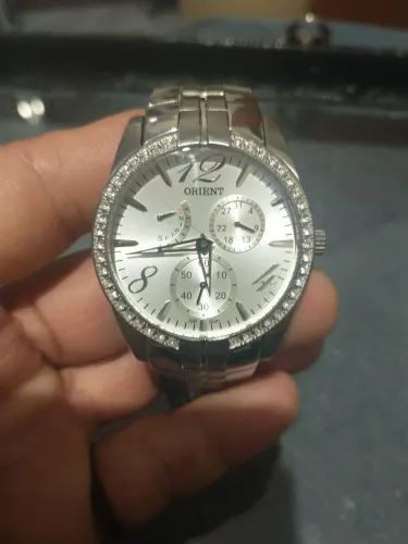 Relógio Orient com detalhes em strass