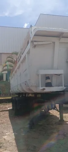 Caçamba três eixos Pastre 