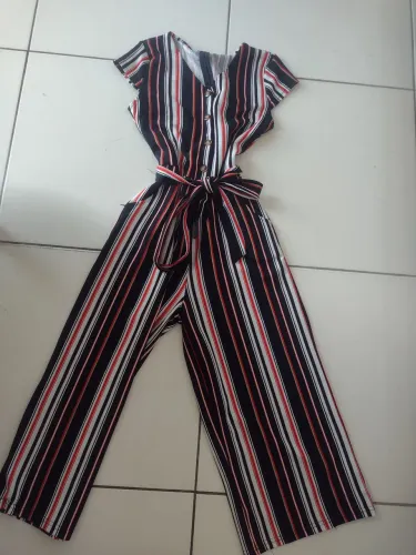 Macacão listrado preto e vermelho
