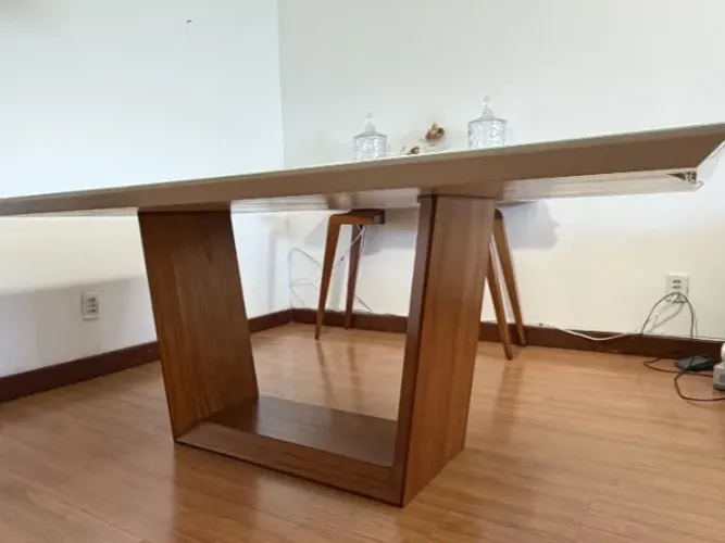 mesa de estilo contemporâneo com base geométrica escultural, tampão vidro