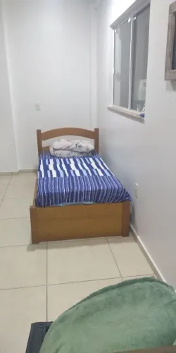 Vendo cana de solteiro em madeira maciça e colchão sintético 
