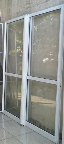 Porta Sacada de Alumínio com Tela Mosquiteiro