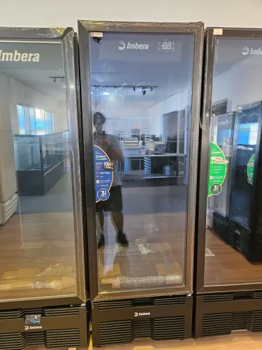cervejeira porta de vidro 555 litros preta - a pronta entrega
