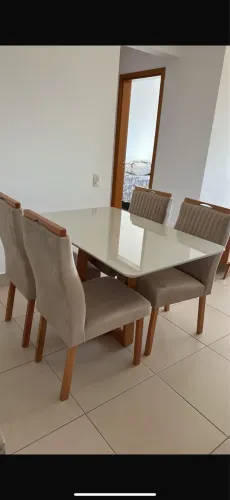 Mesa de 4 lugares com tampo de vidro
