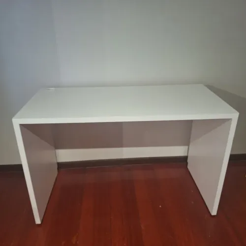 Vendo escrivaninha em MDF. Medidas : 120 comprimento x 55 de profundidade x 75 de altura.