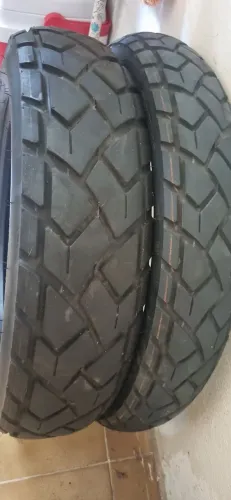 Vendo SEPARADO! Pneus 130/90 R15" e 90/90 R18" em estado de novos!