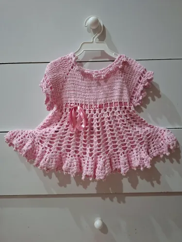 VESTIDO DE CROCHÊ ROSA COM PÉROLAS
