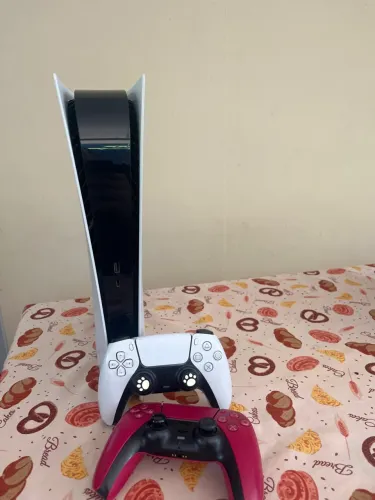 Play 5 com 2 controles