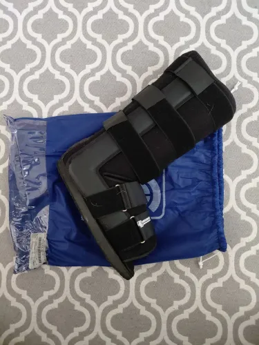 Vendo bota para quem torceu o de tornozelo.