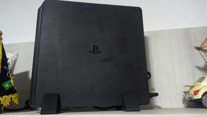 PS4 Slim 1TB Completo + 4 Controles + Jogos Digitais e PS Plus Ativa"