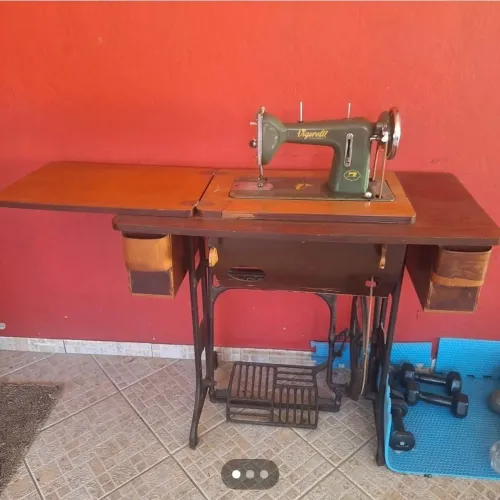 Máquina de costura vigorellil,com mesa,pedal,funcionando
