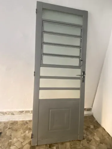 Porta de ferro medidas 2,10 altura 82 de largura sem frete 