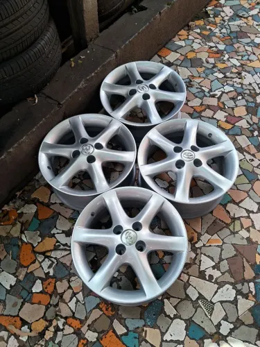 Jogo de rodas de liga leve aro 15/4 furos originais Toyota Corolla e outros 