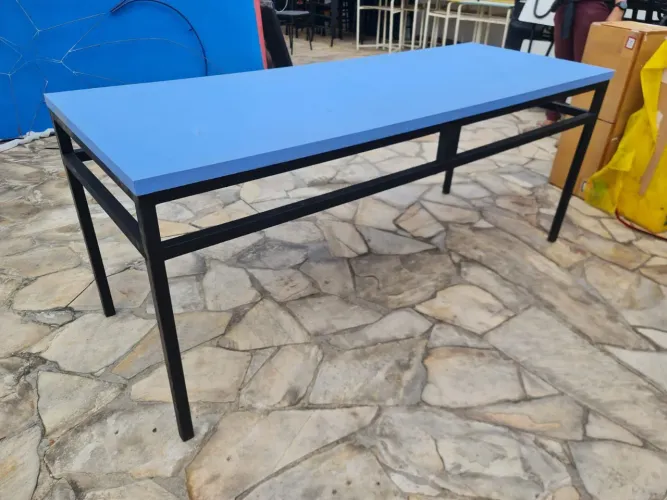 Mesa retangular. Excelente. Suporta muito peso.