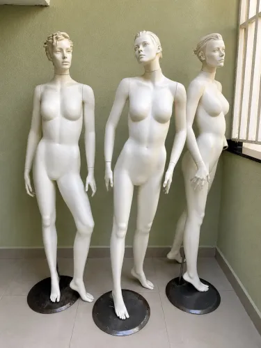 Manequins femininos de corpo inteiro em fibra de vidro, ideais para lojas e boutiques.