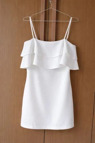 Vestido curto branco delicado, com babados 