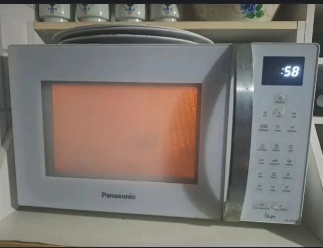 Microondas Panasonic 34L Style NN-ST65HW com menu gourmet em otimo estado de conservação.