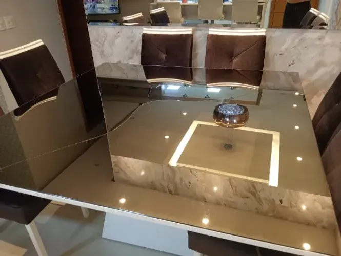 Vendo mesa de jantar 1.50x1.50 com vidro bronze e 6 cadeiras