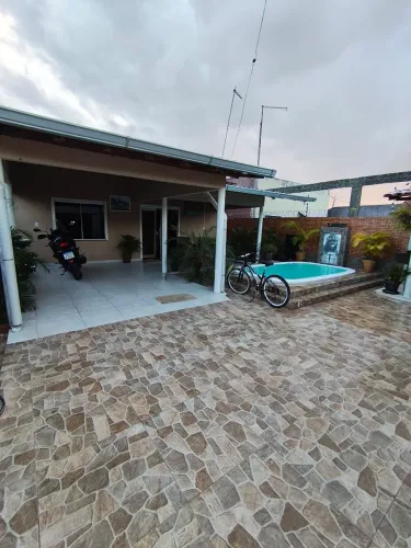 Casa Com Piscina e área de churrasco Recém Reformada