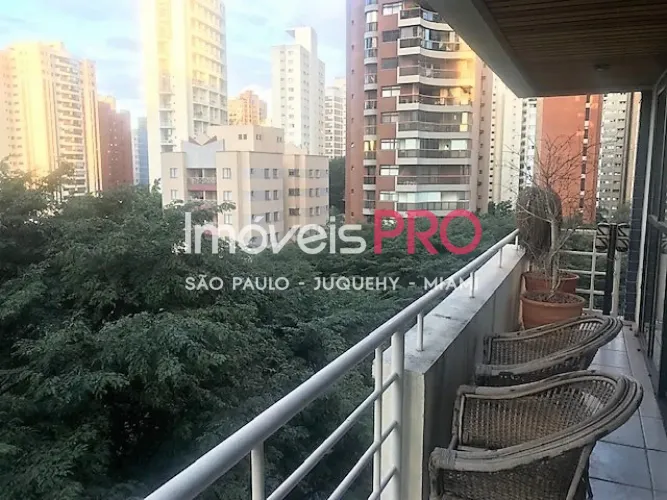 149m² em rua tranquila em Moema Pássaros com 3 vagas.