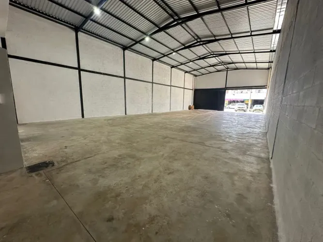 Galpão comercial disponível para locação no Setor Sudoeste. Av. Luiz de Matos 415 m² const