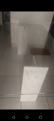 Mesa de vidro com pés de mármore