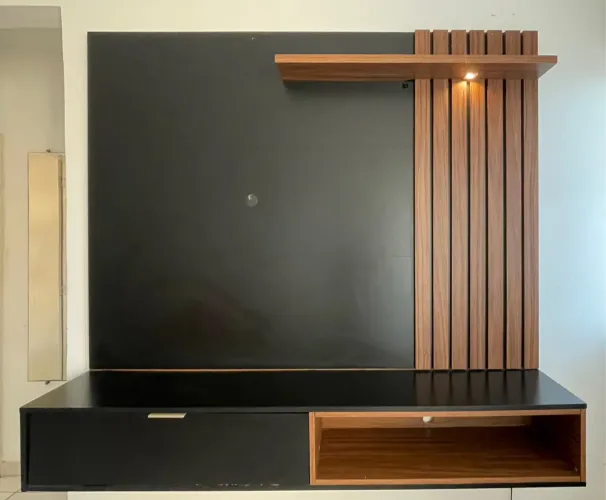 Painel de até 65 polegadas com detalhe ripado