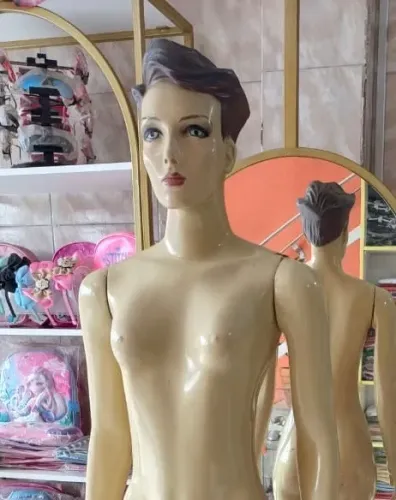 Manequim feminino de fibra