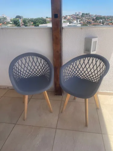 2 cadeiras cinzas