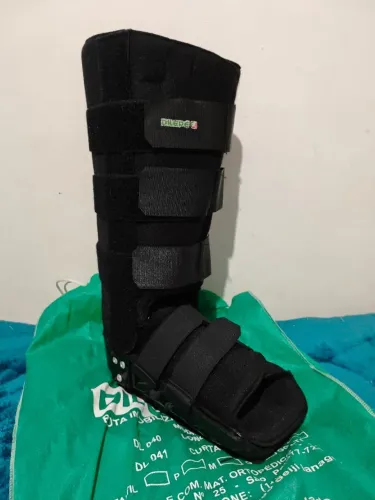 Vendo duas botas ortopédica e um mobilizador de tornozelo 