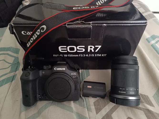 Canon EOS R7 + Lente Kit RF-S 18-150mm f/3.5-6.3 IS STM